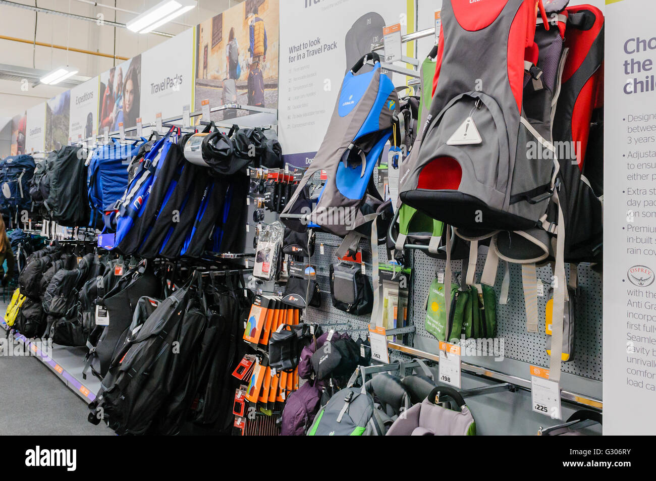 Baby Carrier in vendita in un andare all'aperto sport shop. Foto Stock
