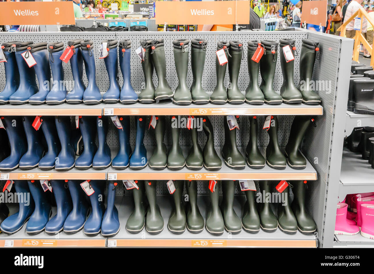 Stivali da pioggia nella sezione calzature di andare all'aperto sport shop. Foto Stock