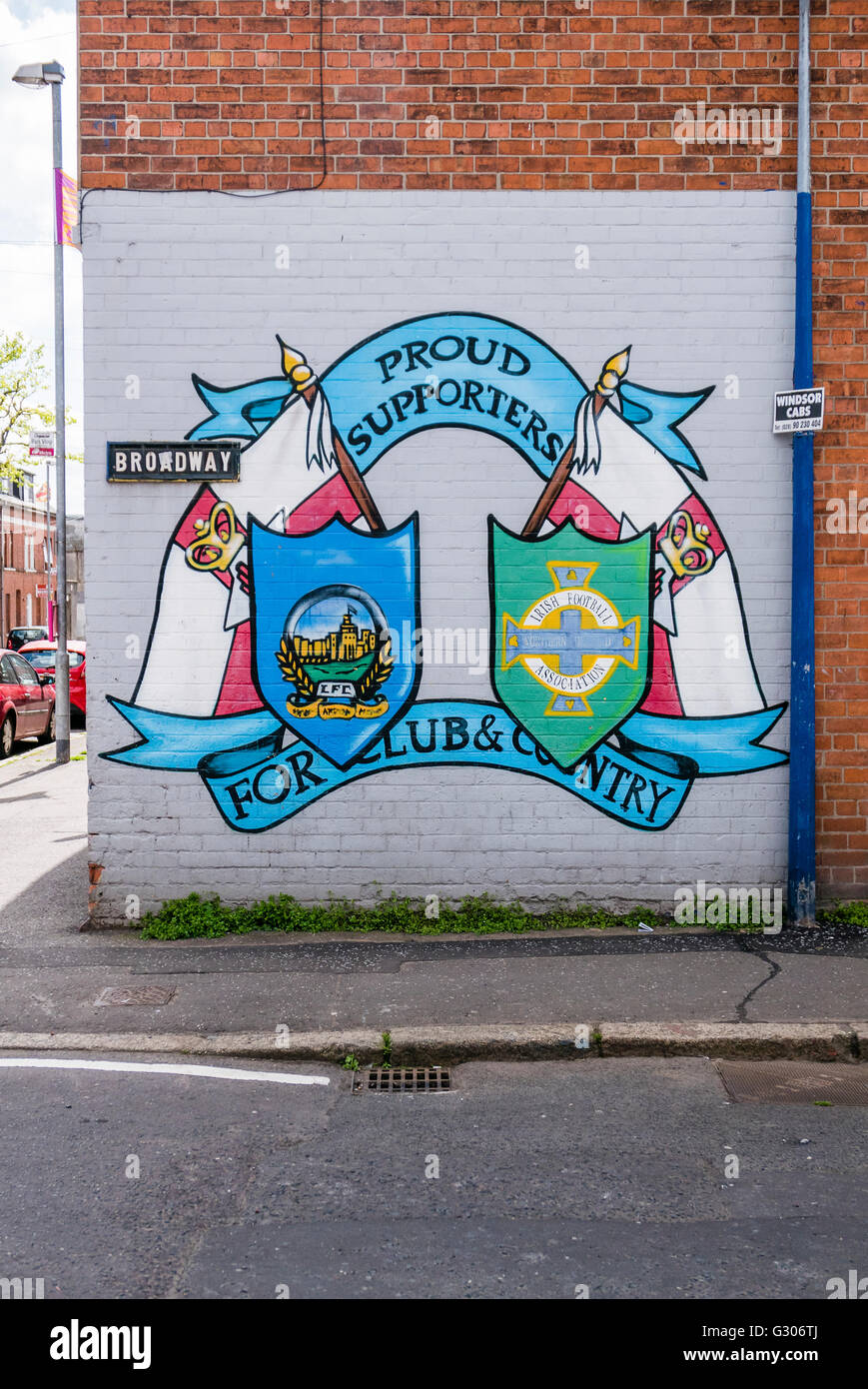 Belfast murale per commemorare i sostenitori dell'Irlanda del Nord di calcio. Foto Stock