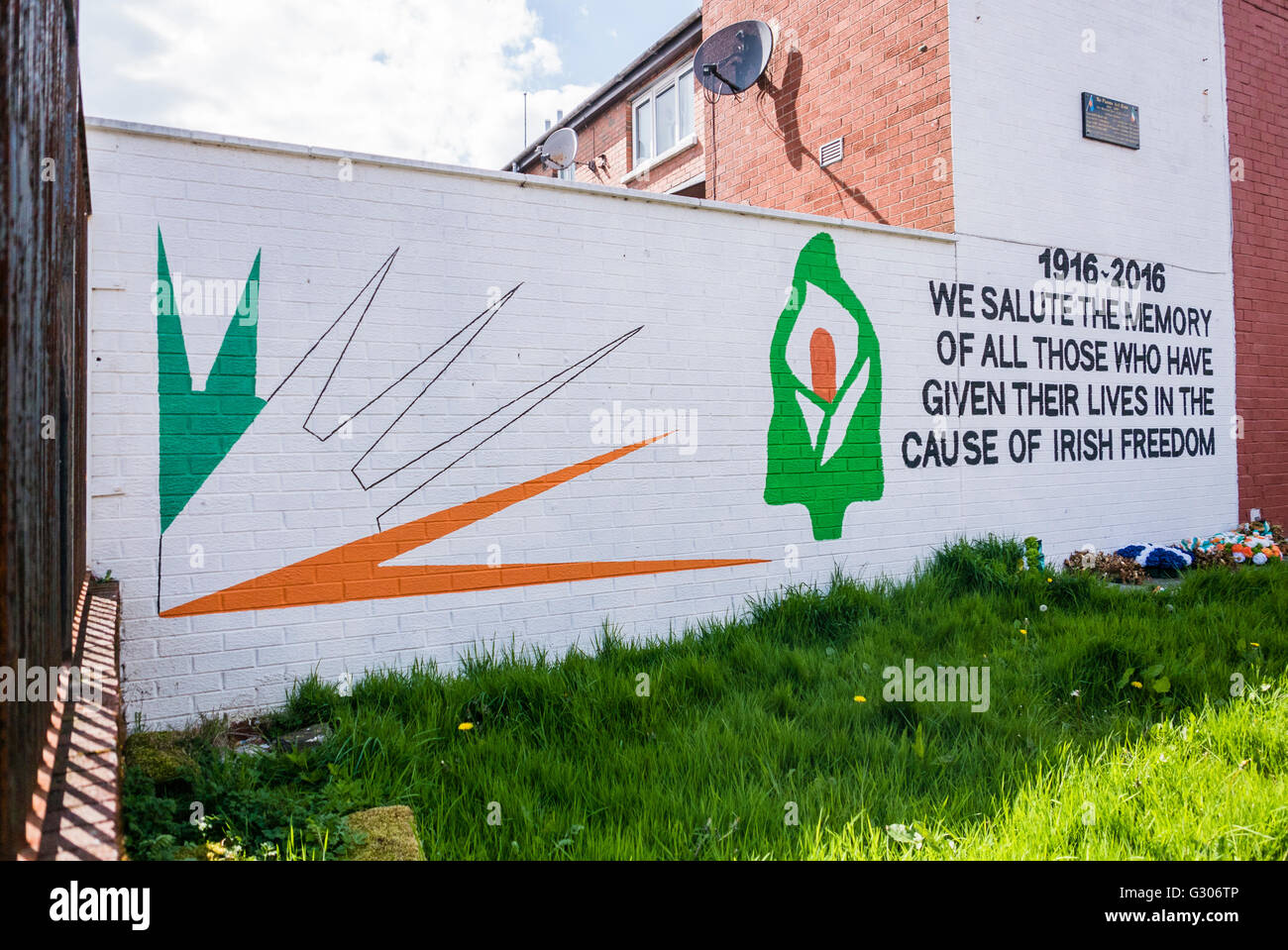Belfast murale in commemorazione di tutti coloro che hanno dato la loro vita per la causa della libertà irlandese dal 1916 al 2016. Foto Stock