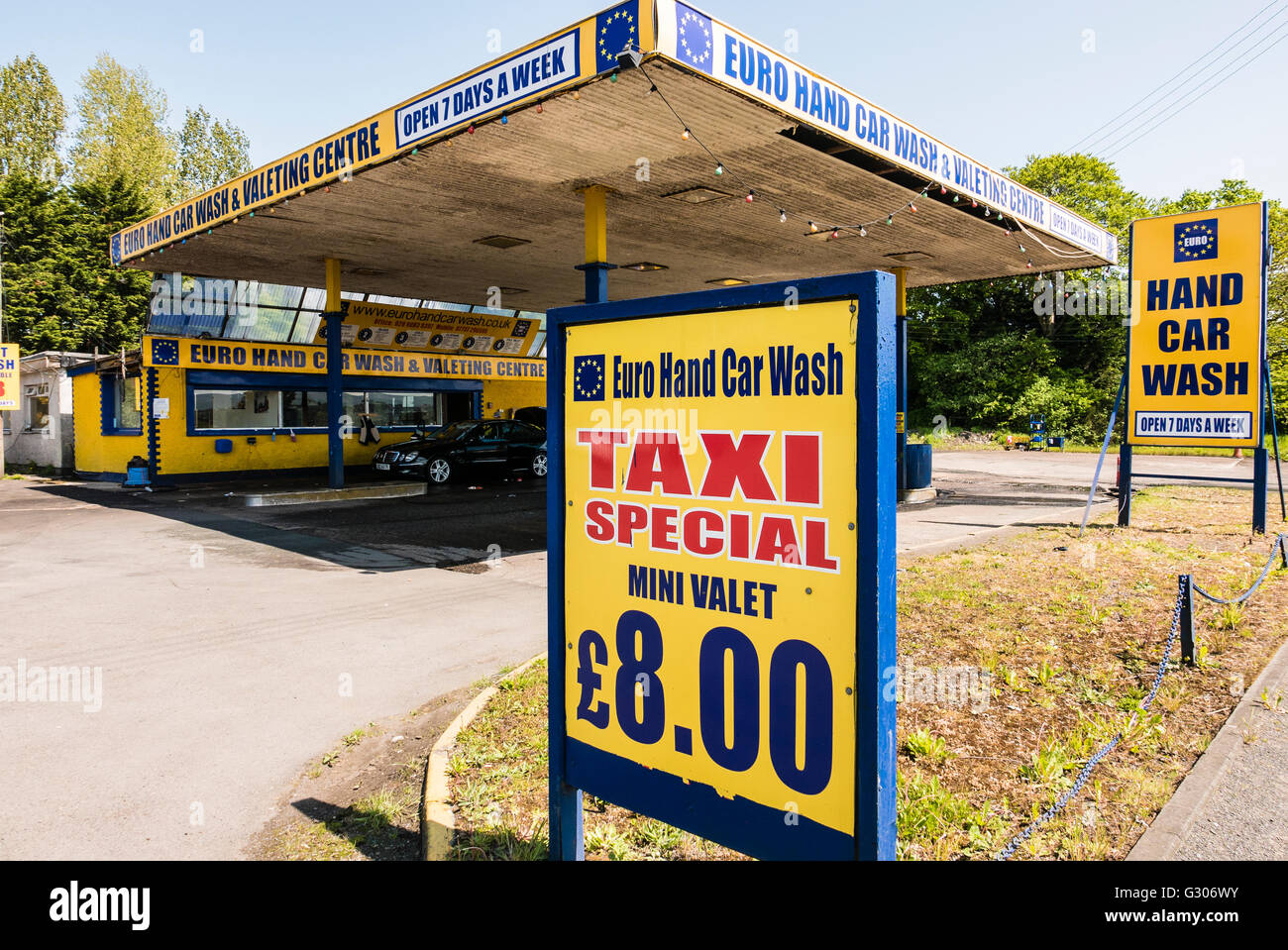 Segni di un Euro autolavaggio manuale, compreso uno per un taxi speciale. Foto Stock
