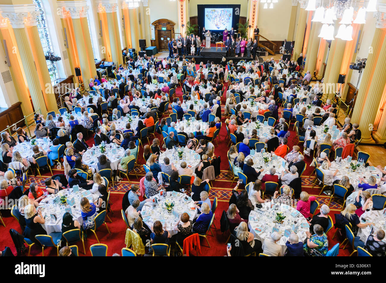 Circa 200 persone, principalmente donne, partecipando a una cena formale in una grande sala. Foto Stock