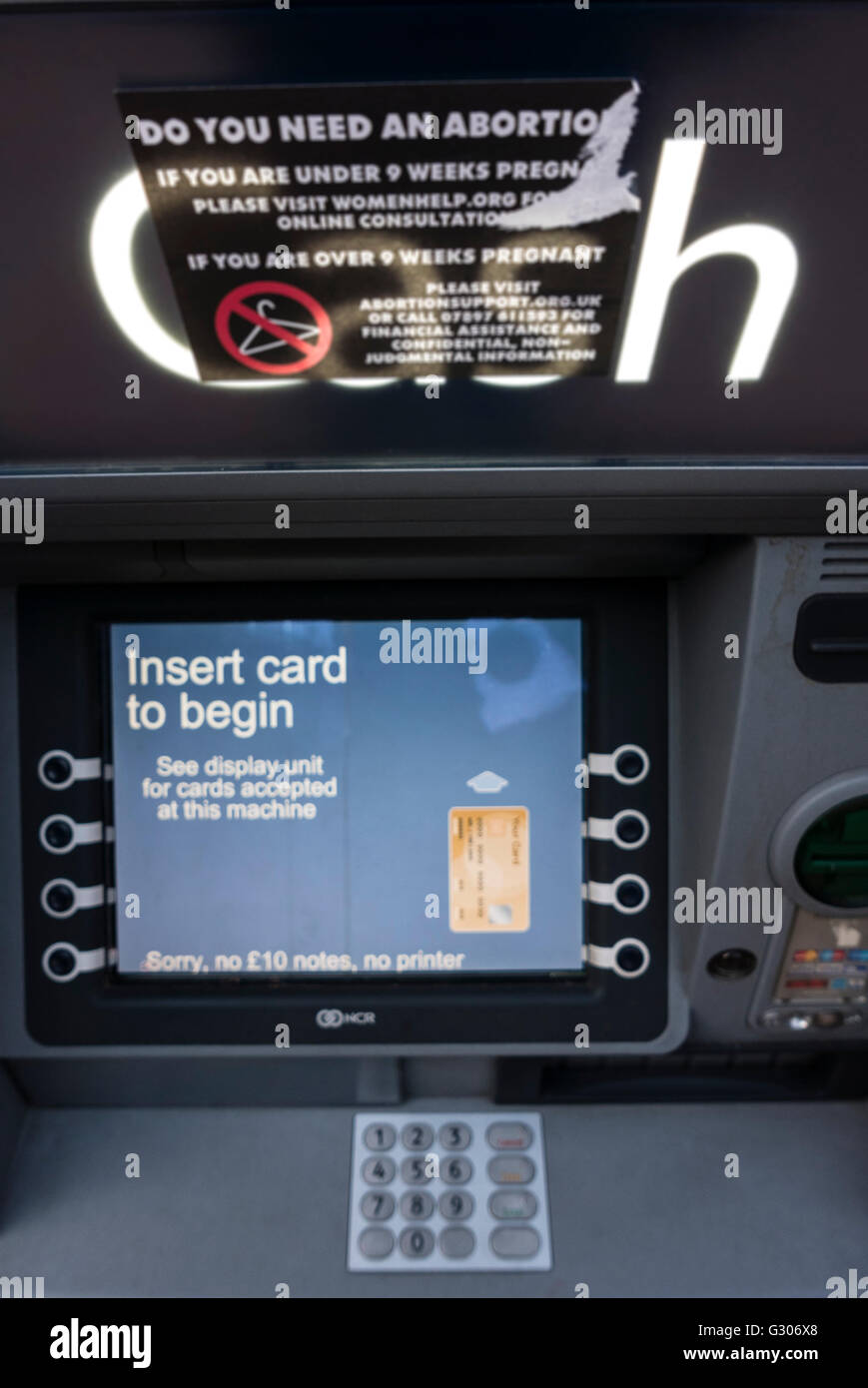 Un adesivo su una macchina di cassa pubblicità Servizi di aborto in Irlanda del Nord, dove l'aborto su richiesta è illegale. Foto Stock
