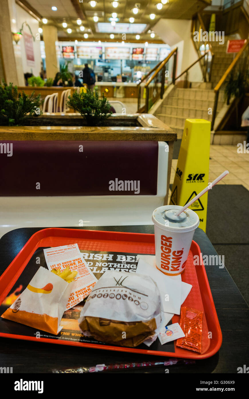 Hamburger, patatine fritte e bere su un vassoio in un Burger King e un ristorante fast-food. Foto Stock