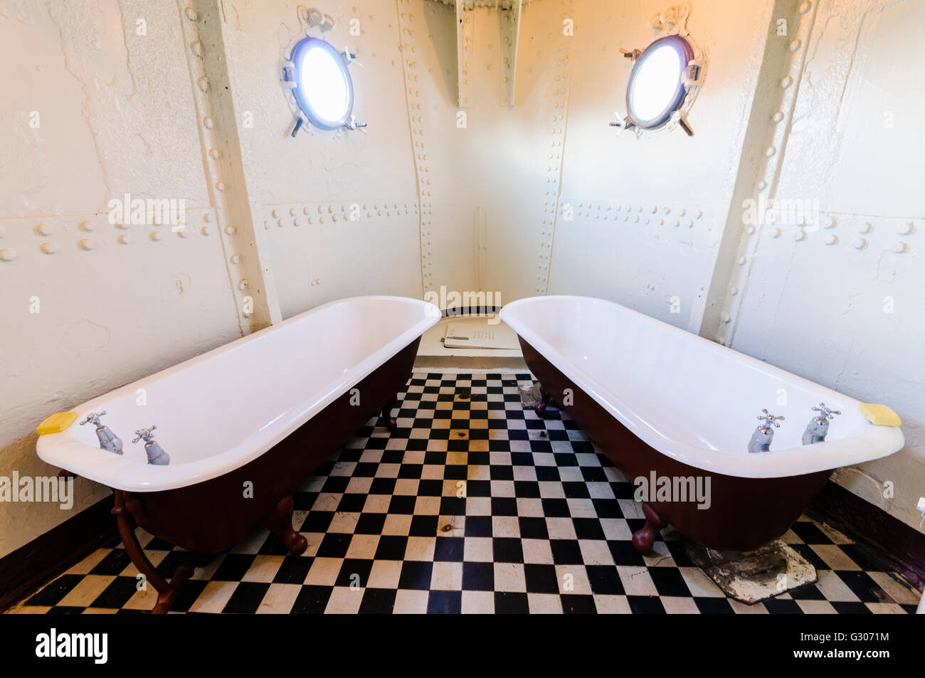 Ufficiale di bath facilities del dispositivo HMS Caroline, Belfast, l'ultimo superstite nave da battaglia dello Jutland. Foto Stock