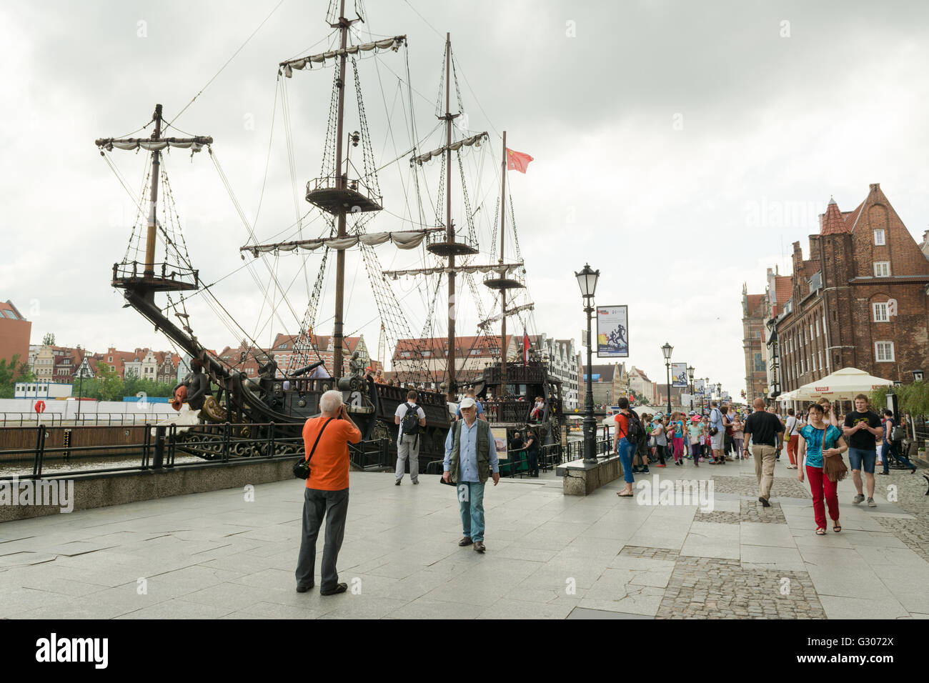 Gdansk, Polonia: visualizzazione delle persone di scattare le foto di turista nave pirata sul lungo ponte promenade, fiume Motlawa Foto Stock