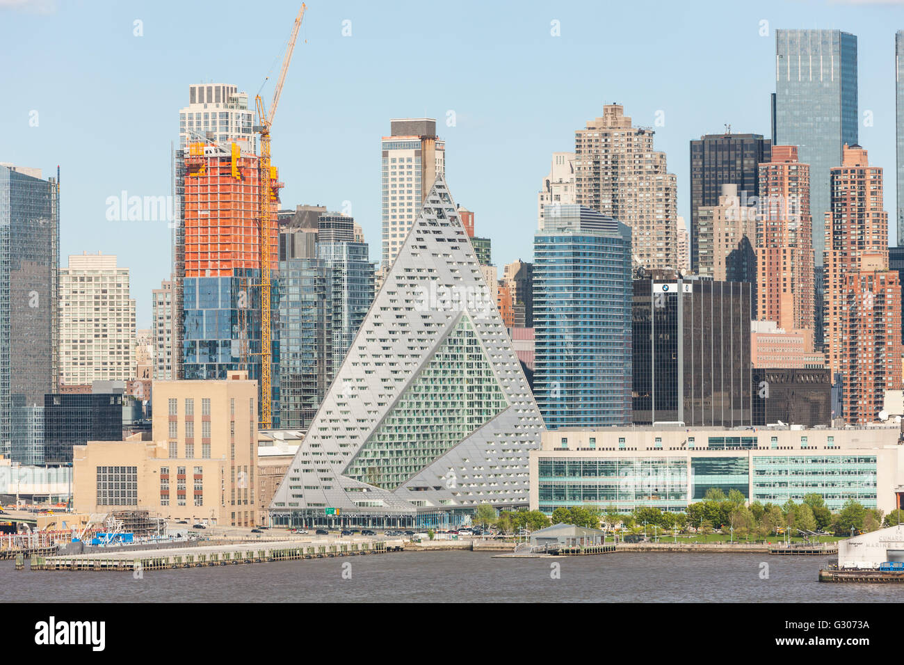 Parte dell'evoluzione della metà dello skyline della città, tra cui VIA piramidale 57 West, sulla West 57th Street, nella città di New York. Foto Stock