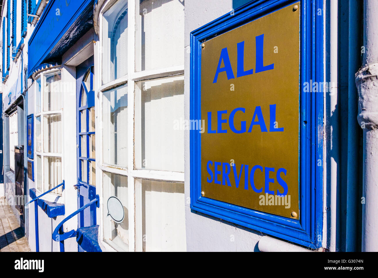 Segno fuori dall'ufficio di un avvocato pubblicità 'Tutti i servizi giuridici". Foto Stock