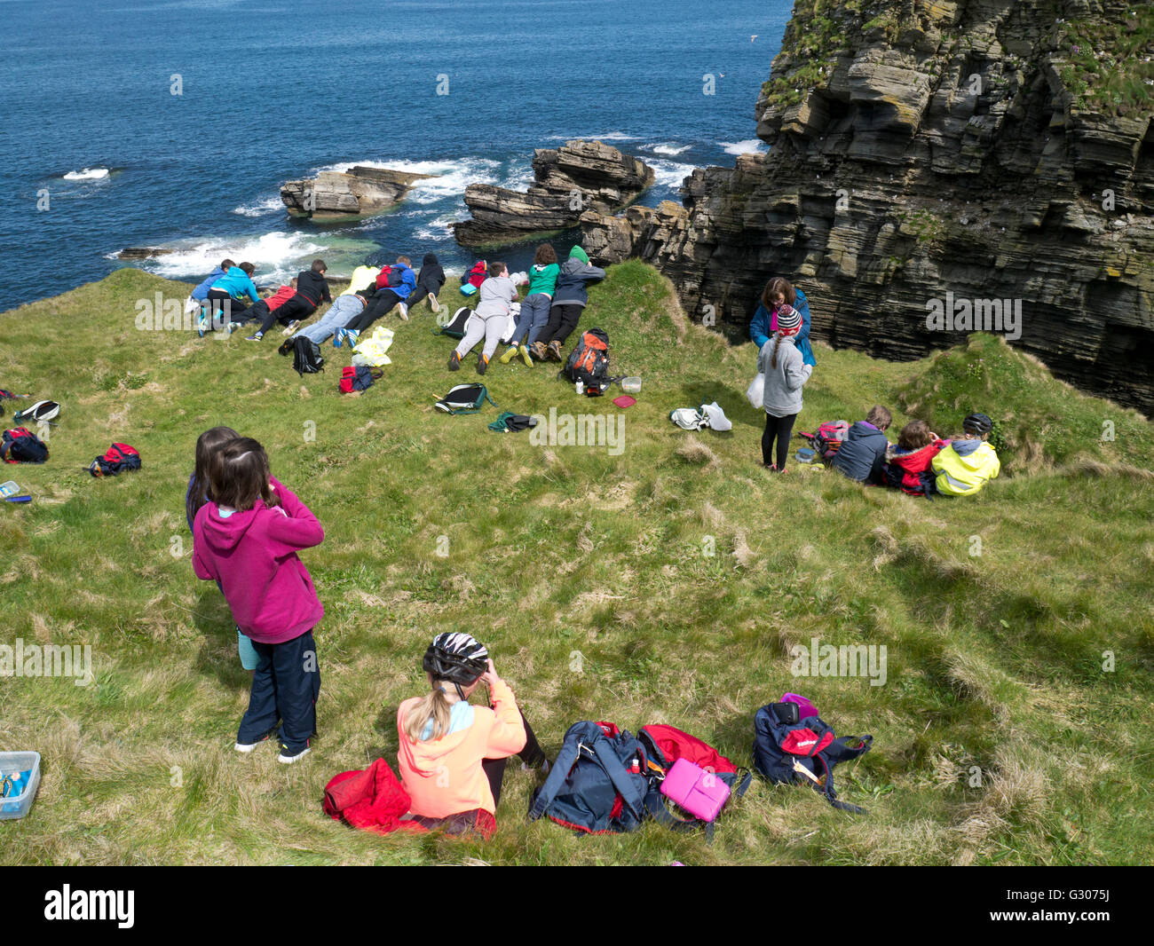 Bambini in età scolare in avventura all'aria aperta, Isole Orcadi Foto Stock