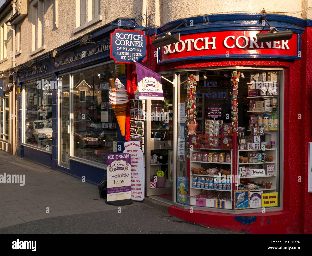 Negozio che vende il kitsch scozzese, Pitlochry Foto Stock