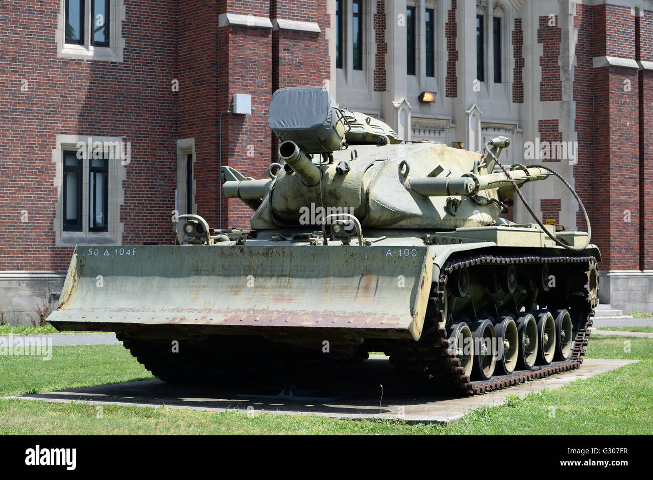 Green M728 serbatoio noto come un ingegnere di combattimento veicolo Foto Stock
