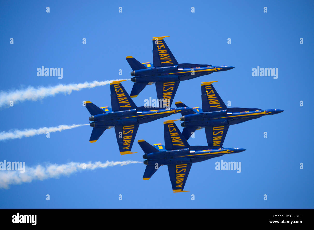 US Navy Blue Angels Fly F-18 Hornet Jet durante il Jones Beach Air Show. Foto Stock