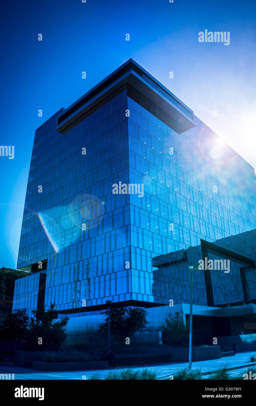 Sun battere giù sul moderno edificio per uffici Foto Stock