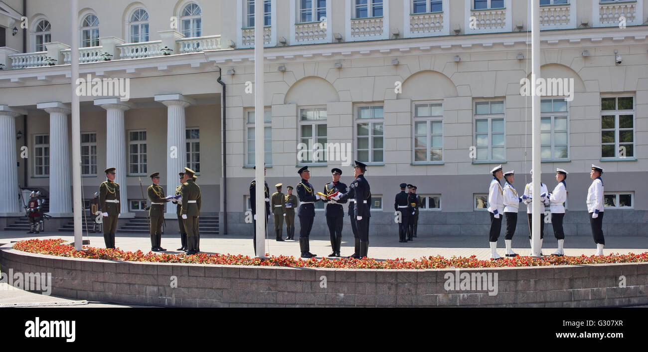 VILNIUS, Lituania - 29 Maggio 2016: soldati e marinai delle forze armate e della marina militare della Repubblica di Lituania di preparare per la solenne Foto Stock