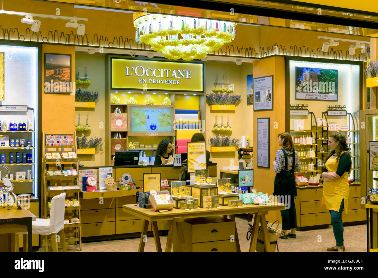 Mosca, Russia - Marzo 29, 2016: commessa in un giallo aziendale interno della boutique 'L'Occitane' nel centro commerciale 'AFIMALL' Foto Stock