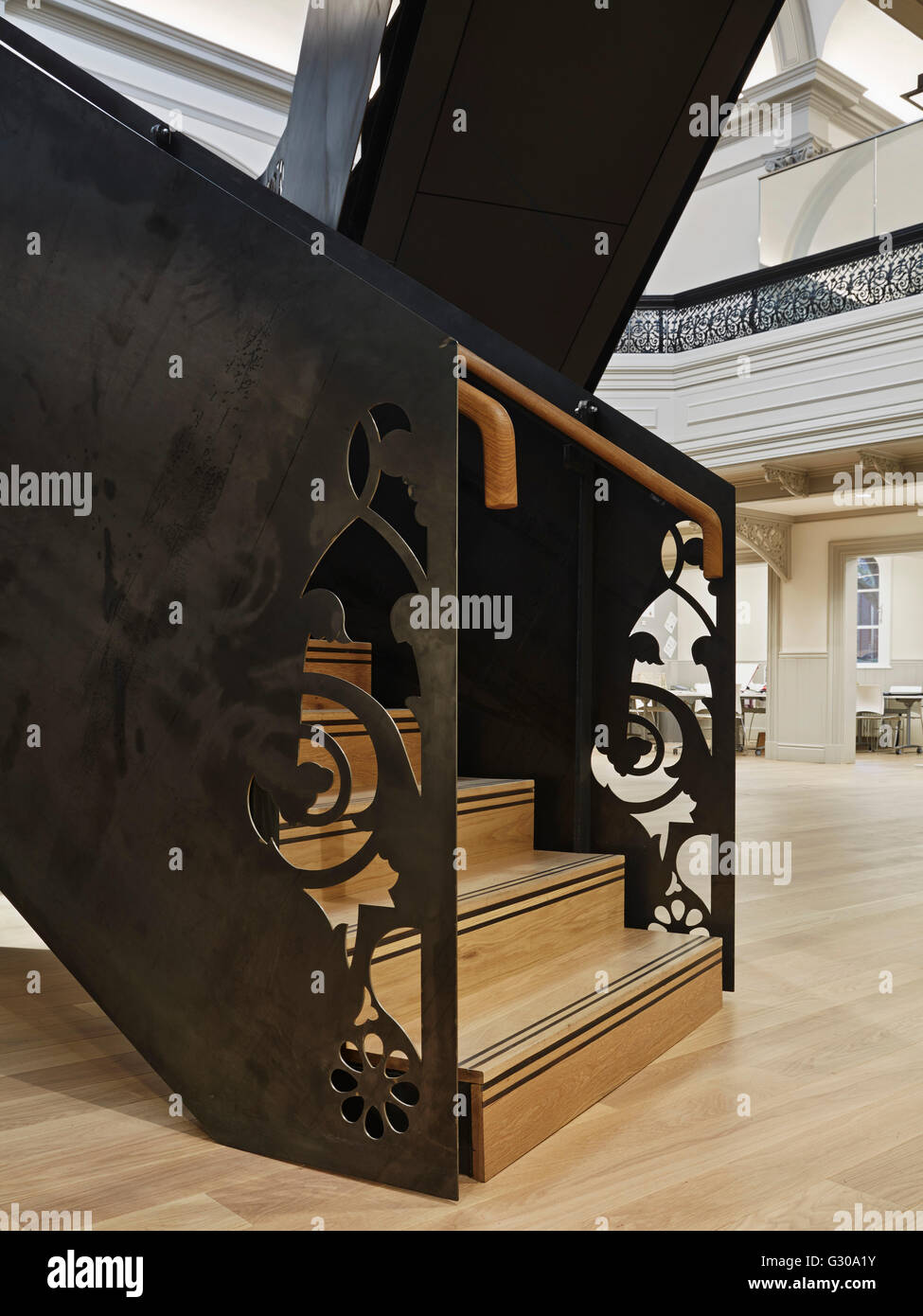 Scala principale realizzato in acciaio nero. Boardman House, Norwich, Regno Unito. Architetto: Hudson architetti, 2016. Foto Stock