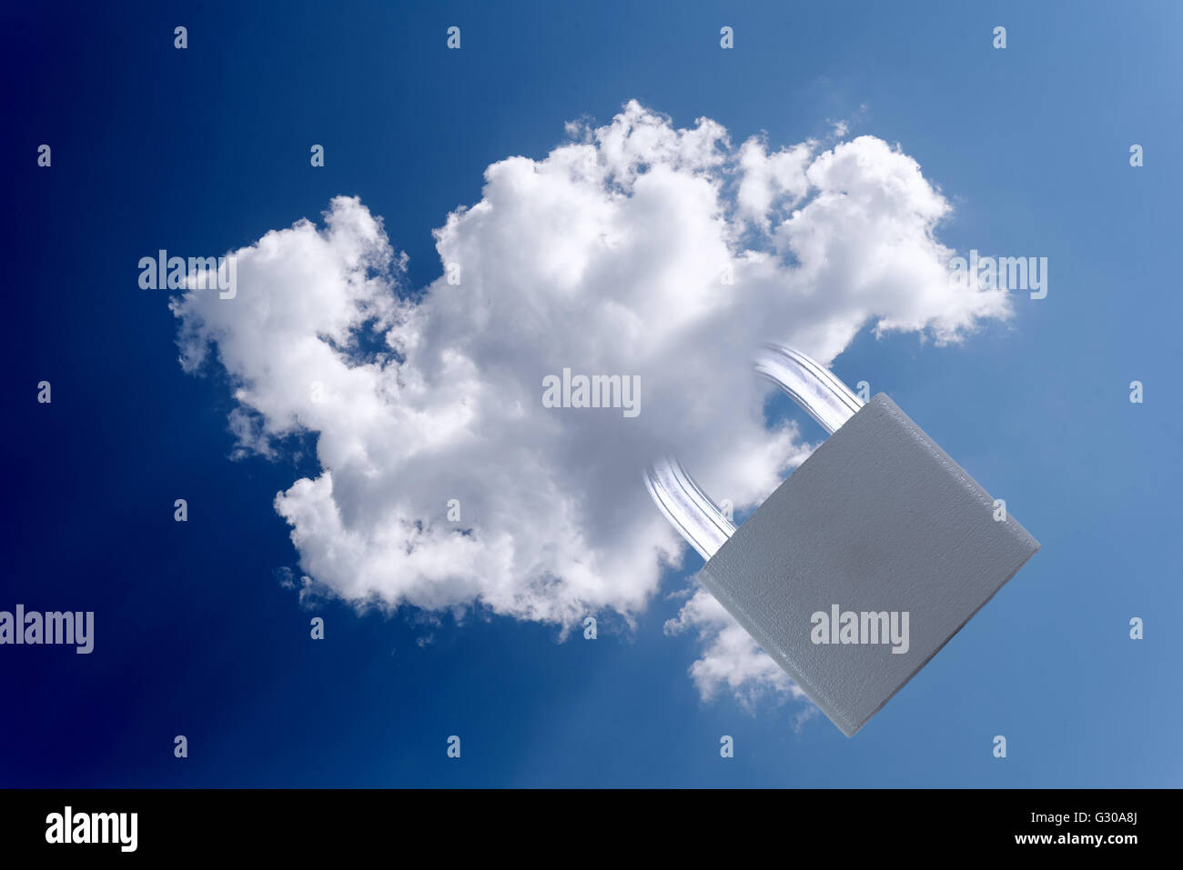 Nuvola Bianca e una chiusa con lucchetto in metallo per la tecnologia informatica e di sicurezza basato su concetti e idee. Copia area spazio per l inter Foto Stock