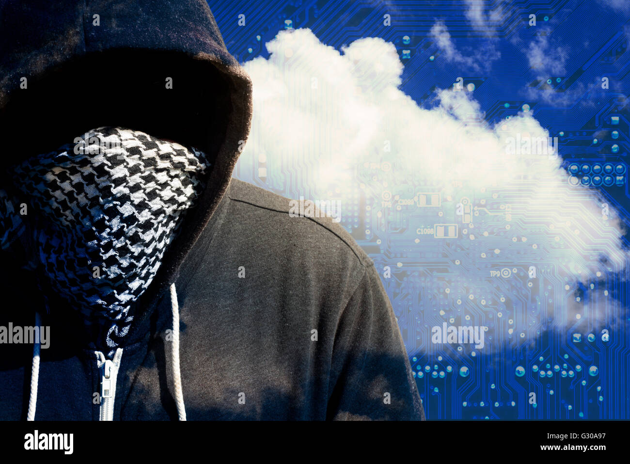 Incappucciato e mascherato hacker ladro con un cloud basato su computer e sfondo tech sullo sfondo. Tecnologia sconosciuta minaccia per t Foto Stock