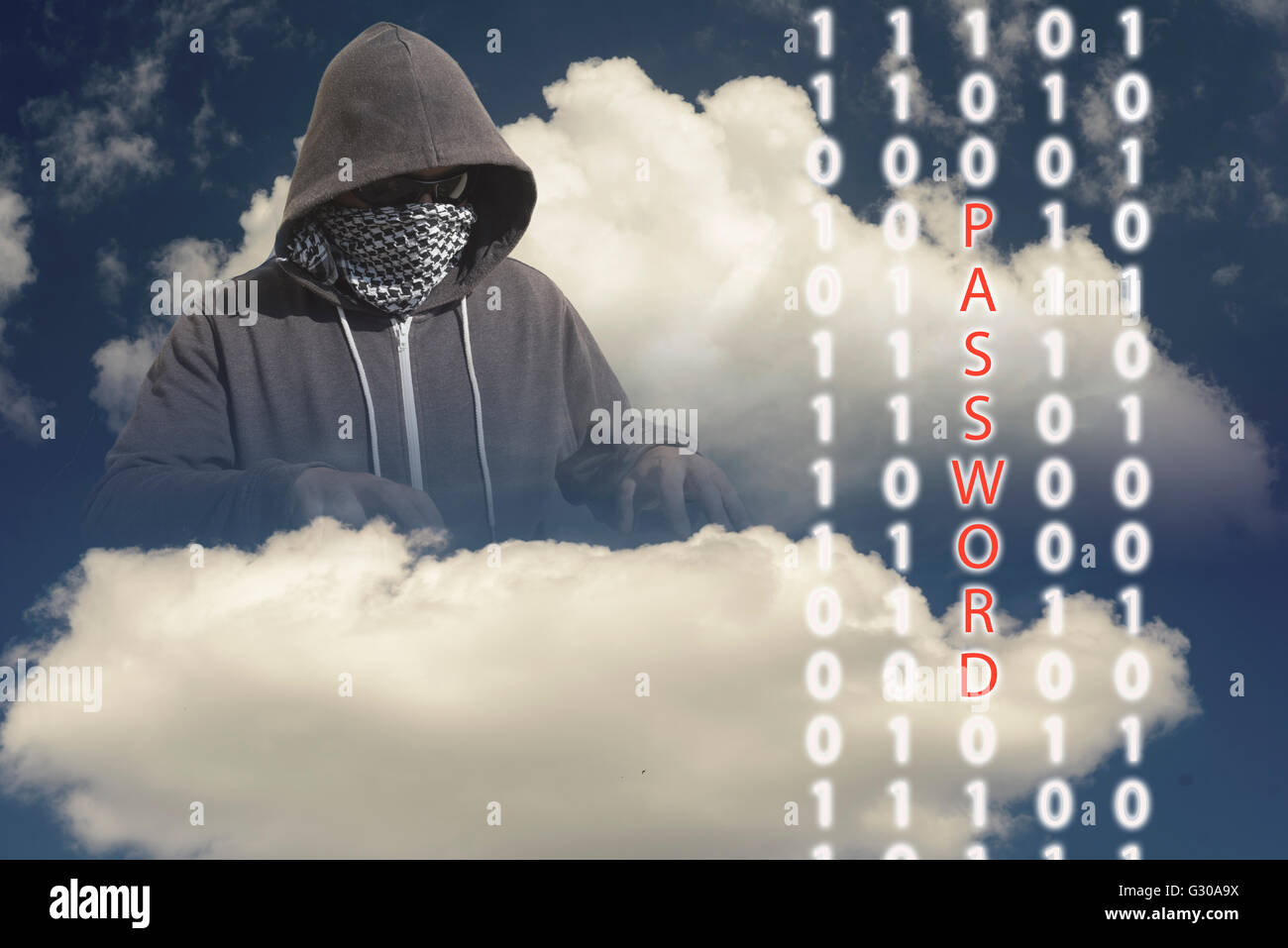 Incappucciato e mascherato hacker ladro con un cloud basato su calcolatore codice binario sfondo. Tecnologia sconosciuta minaccia Foto Stock