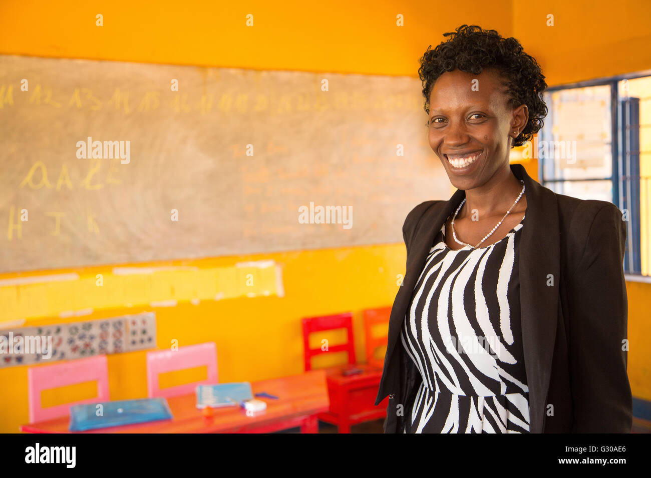 Agnes Mbvoyire VSO volontario con volontari filippini Rhea Villarico il miglioramento degli standard di insegnamento nelle scuole materne in Ruanda Foto Stock