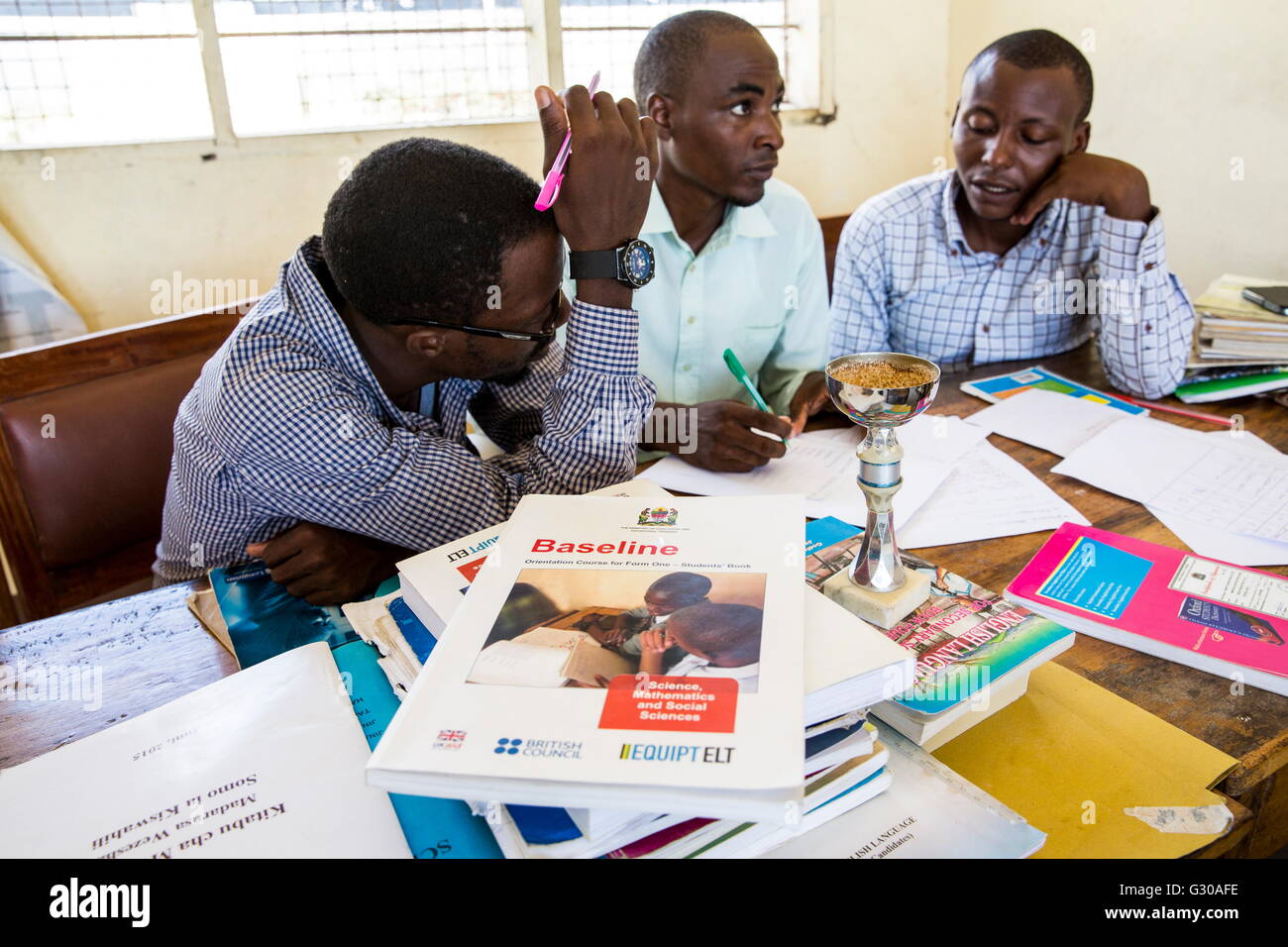 Insegnante nelle discussioni durante una sessione di formazione presso la scuola per migliorare le metodologie di insegnamento, Angaza scuola, Lindi, Tanzania Foto Stock
