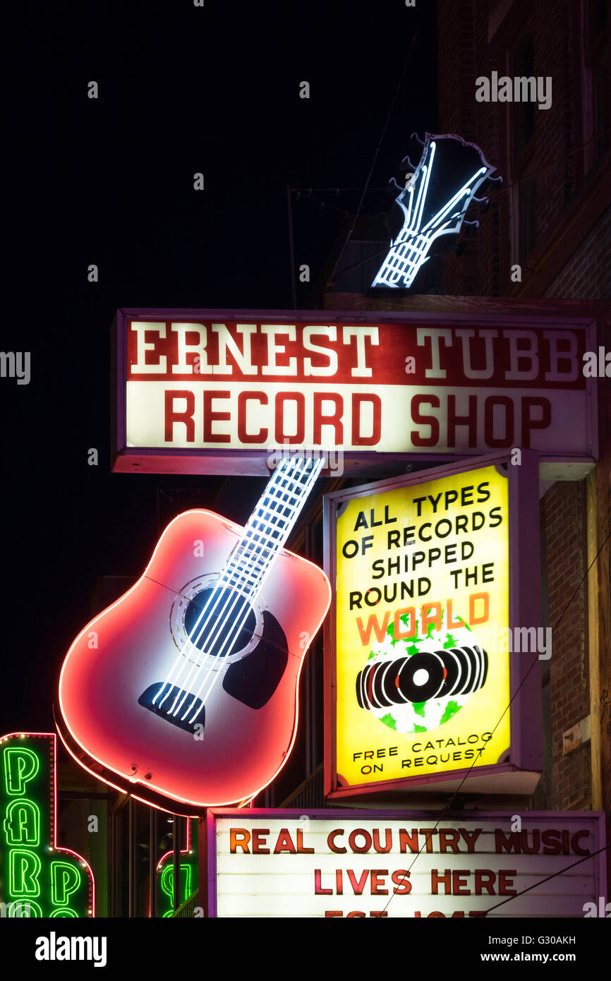 Insegne al neon e storico club musicali lungo il Lower Broadway a Nashville, Tennessee, Stati Uniti d'America, America del Nord Foto Stock