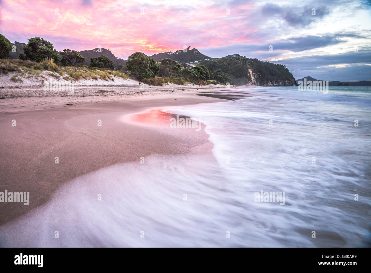 Tramonto a Hahei Beach, Penisola di Coromandel, Isola del nord, Nuova Zelanda, Pacific Foto Stock
