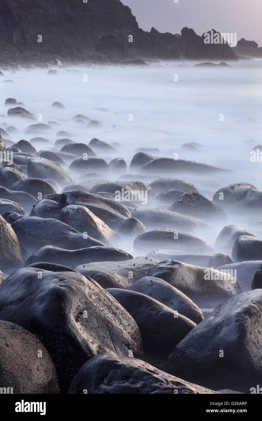 Massi di basalto nell'oceano, El Golfo, UNESCO Riserva della Biosfera di El Hierro, Isole Canarie, Spagna, Atlantico, Europa Foto Stock