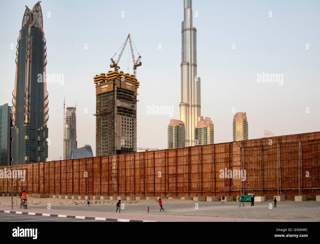 Riproduzione di cricket in ombra del Burj Khalifa Foto Stock