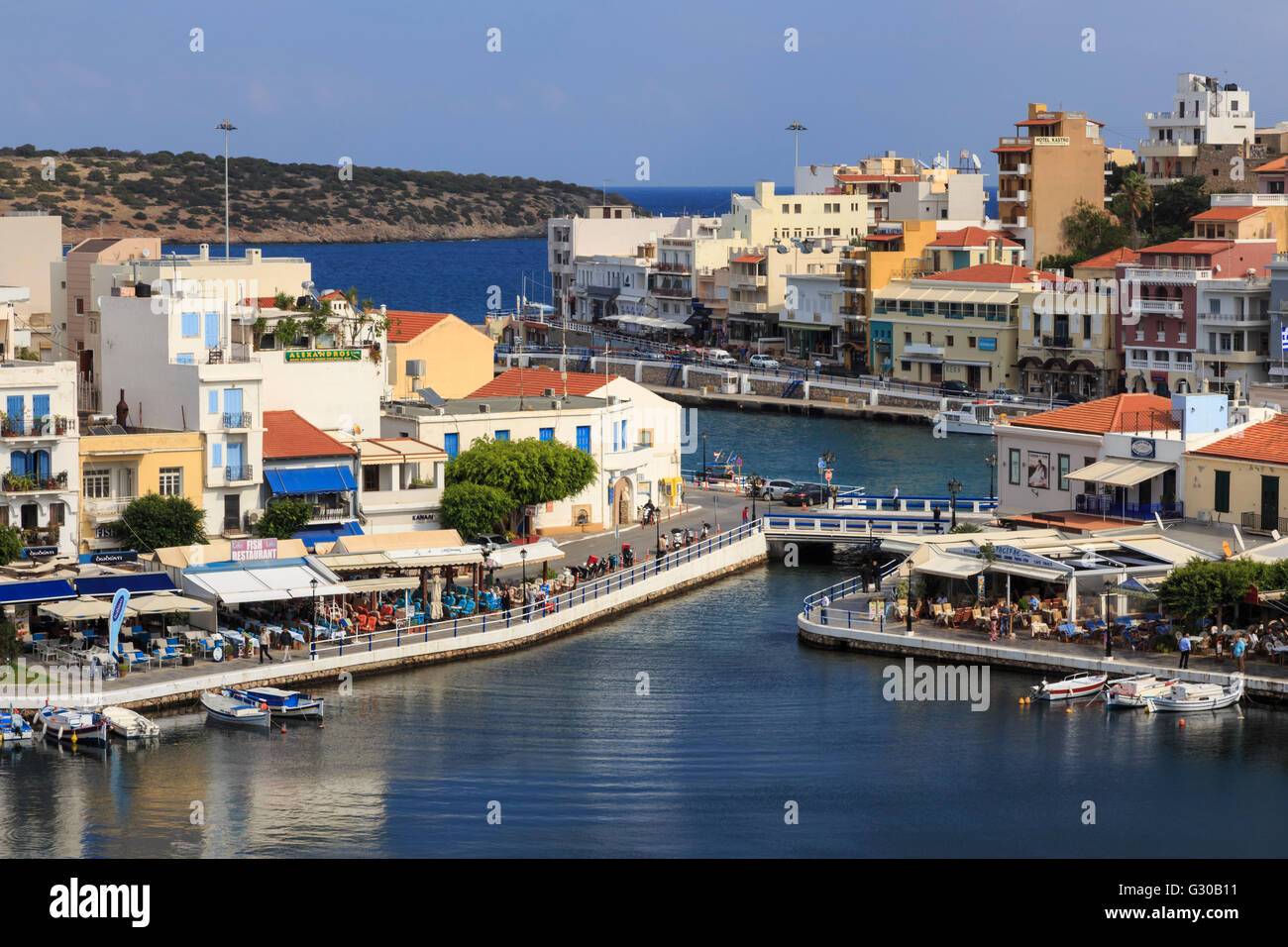 Il lago di Voulismeni, ponte attraversa un canale stretto, Agios Nikolaos, Lassithi, Creta, Isole Greche, Grecia Foto Stock