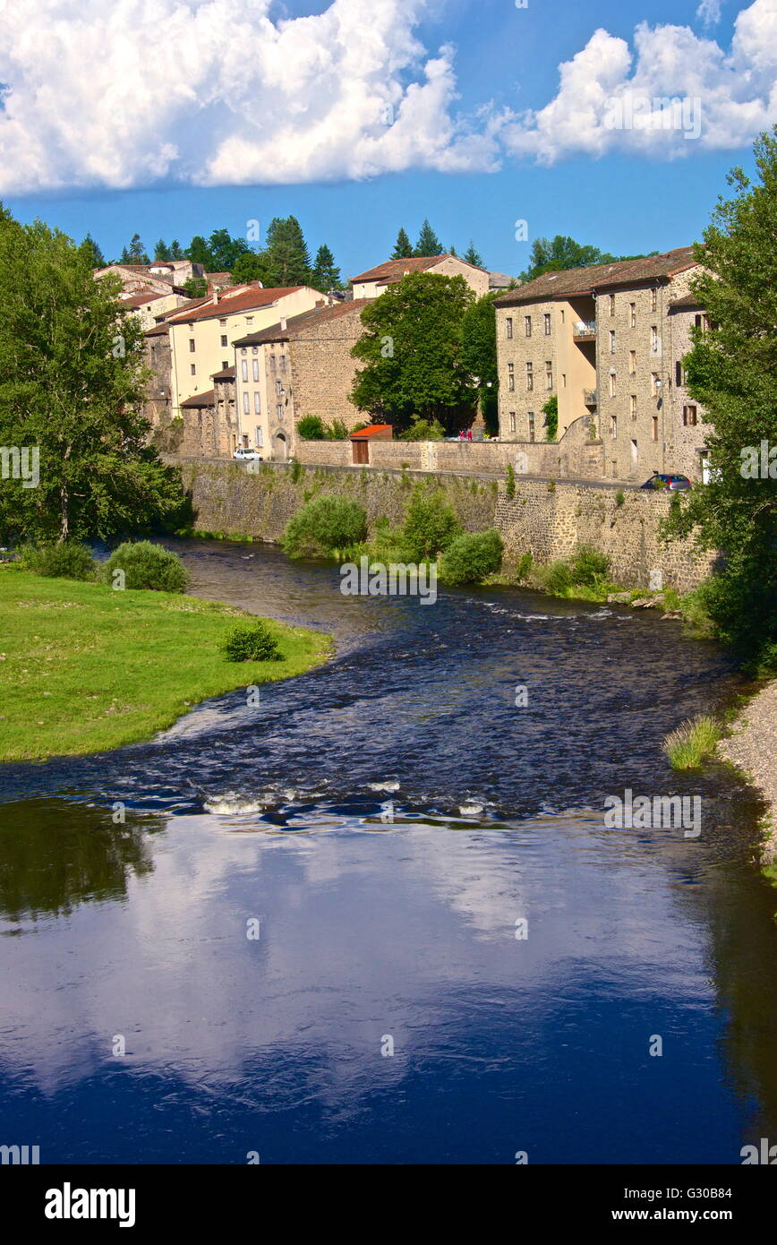 Villaggio medievale e il fiume Allier, Lavoute Chilhac, Auvergne, Haute Loire, Francia, Europa Foto Stock