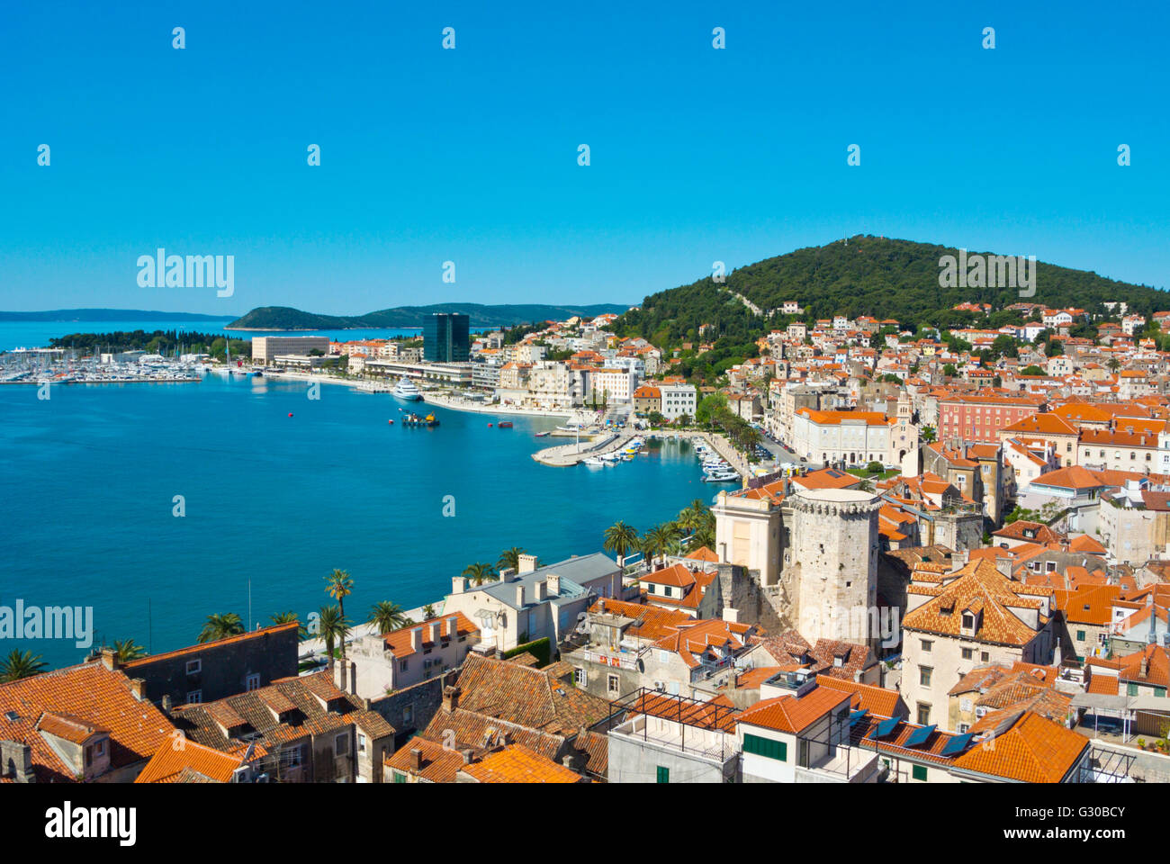 Vista sulla città vecchia verso la collina Marjan e ACI Harbour, Split, Dalmazia, Croazia Foto Stock
