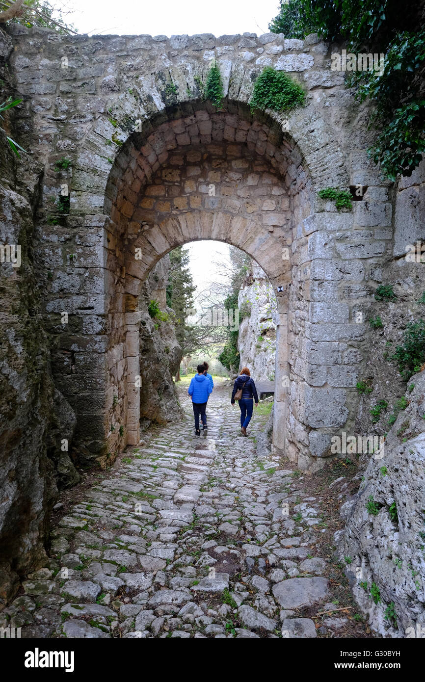 La porta Romana sulla Via Clodia, Saturnia, Maremma, Grosseto, Toscana,  Italia, Europa Foto stock - Alamy