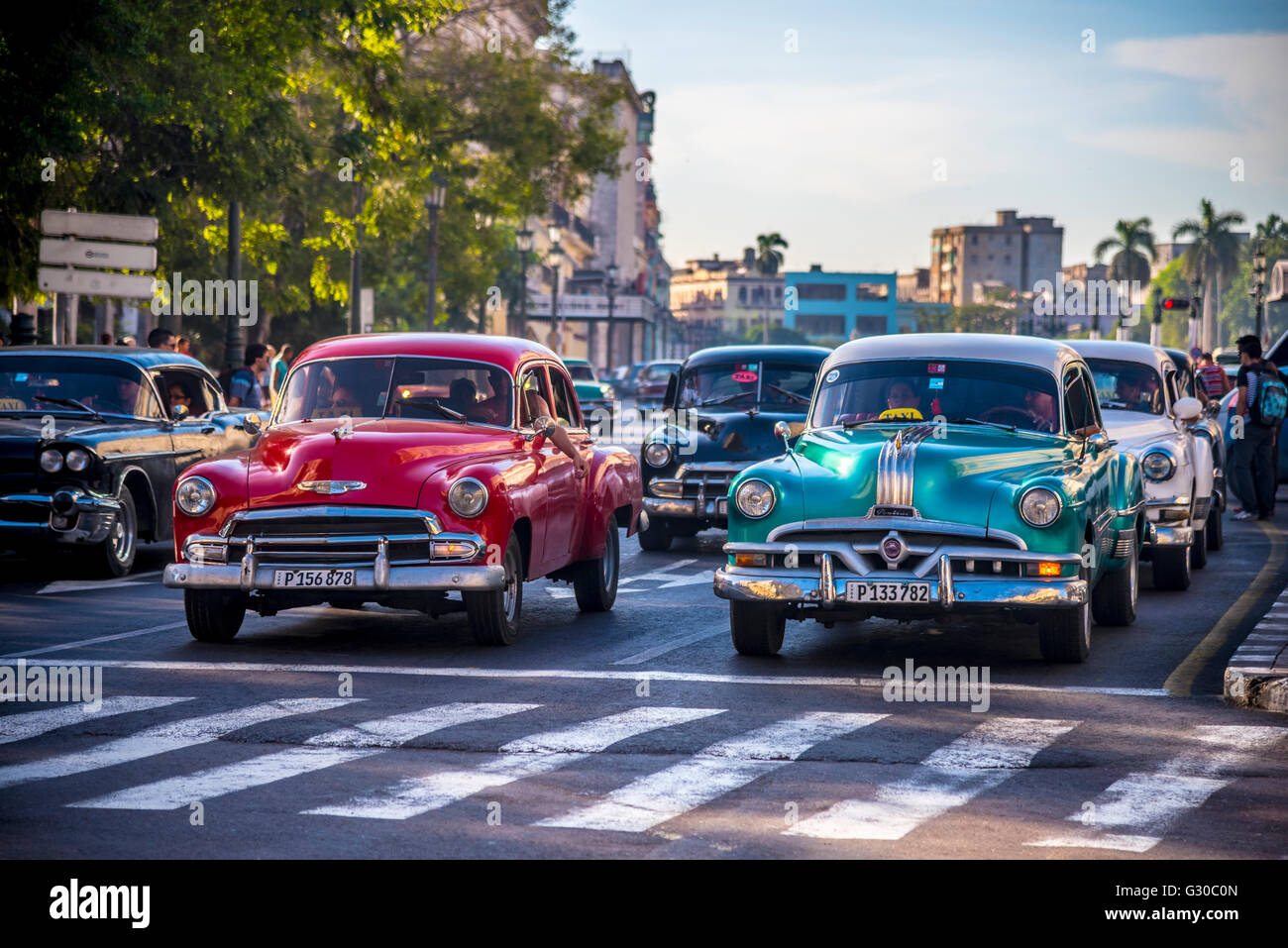 Classico degli anni cinquanta vetture americane, Paseo di Marti, La Habana Vieja (l'Avana Vecchia), Havana, Cuba, West Indies, dei Caraibi e America centrale Foto Stock