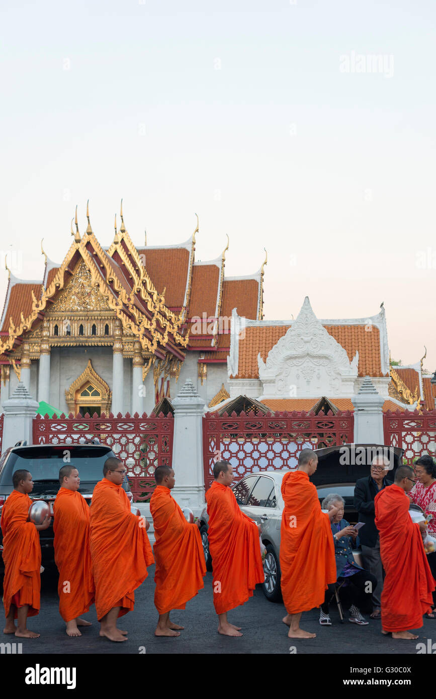 I monaci la raccolta di mattina alms, il tempio in marmo (Wat Benchamabophit), Bangkok, Thailandia, Sud-est asiatico, in Asia Foto Stock