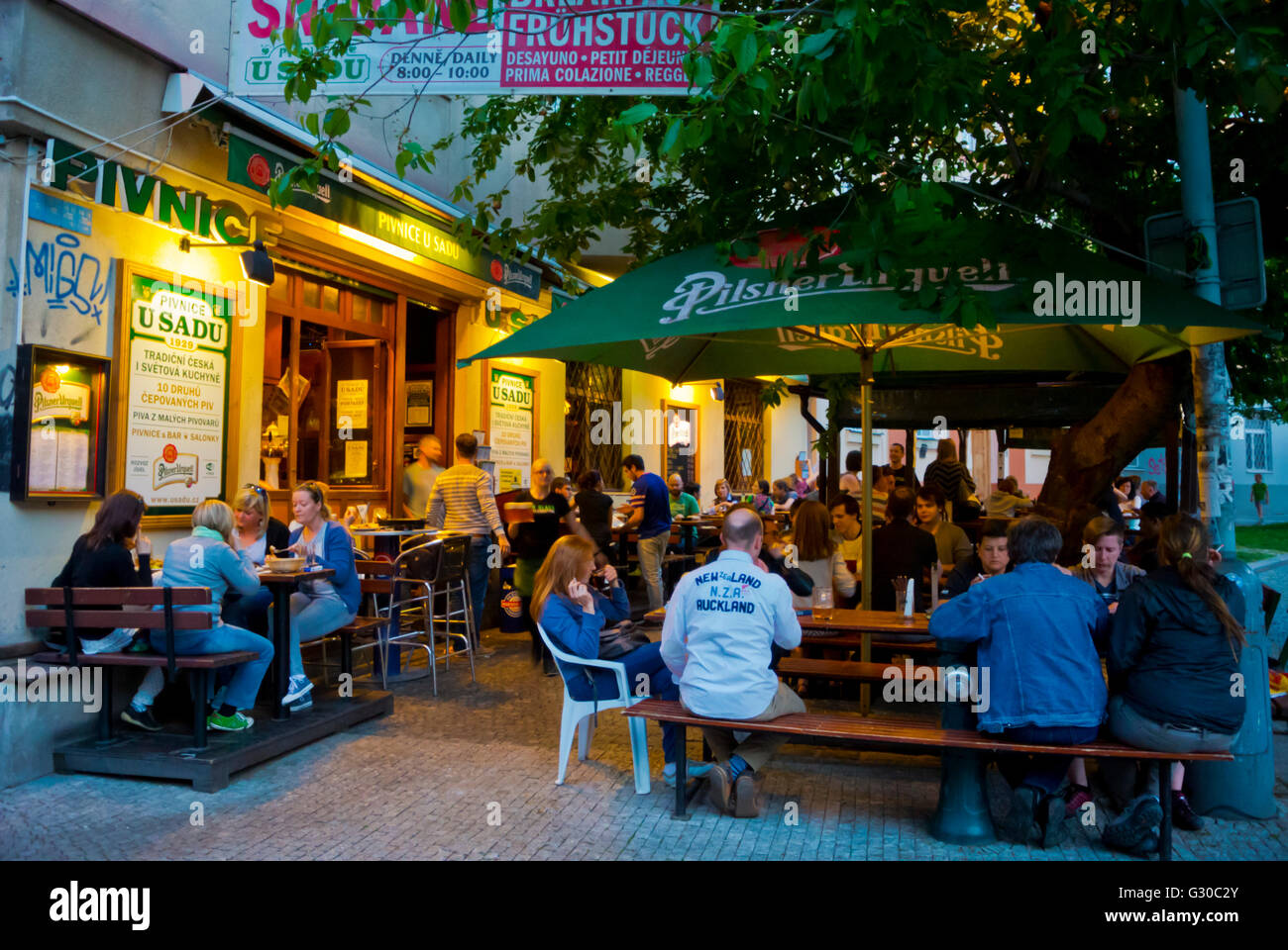 U Sadu, ristorante con grande area esterna, Zizkov, Praga, Repubblica Ceca, Europa Foto Stock