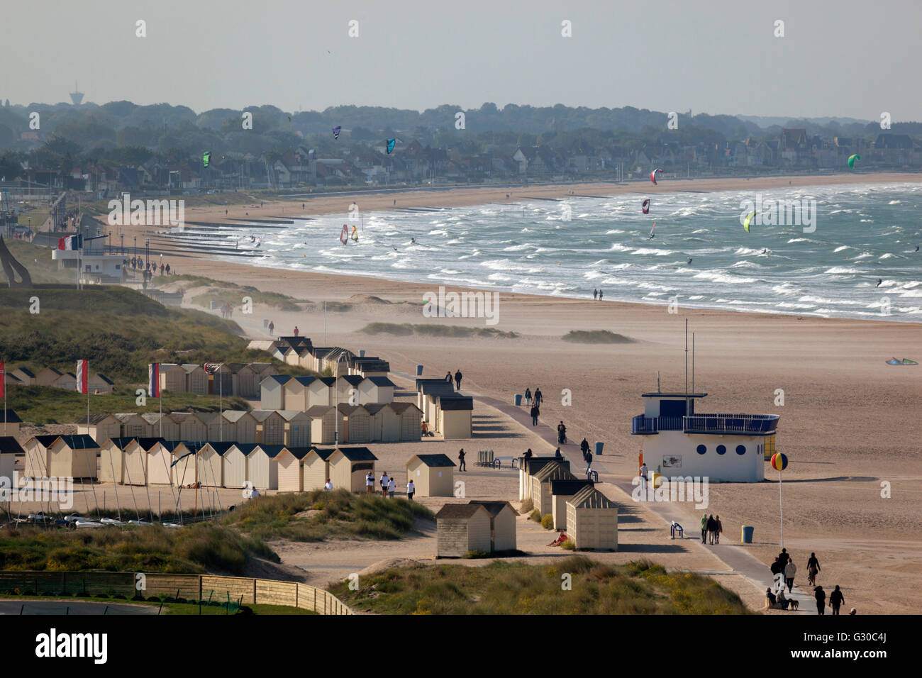 Vista su Plage de Riva Bella spiaggia, Ouistreham, in Normandia, Francia, Europa Foto Stock