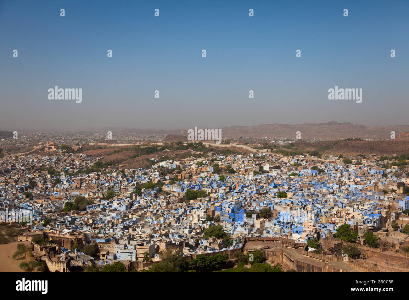 Il tradizionale blu-lavato case di Jodhpur, Rajasthan, India, Asia Foto Stock