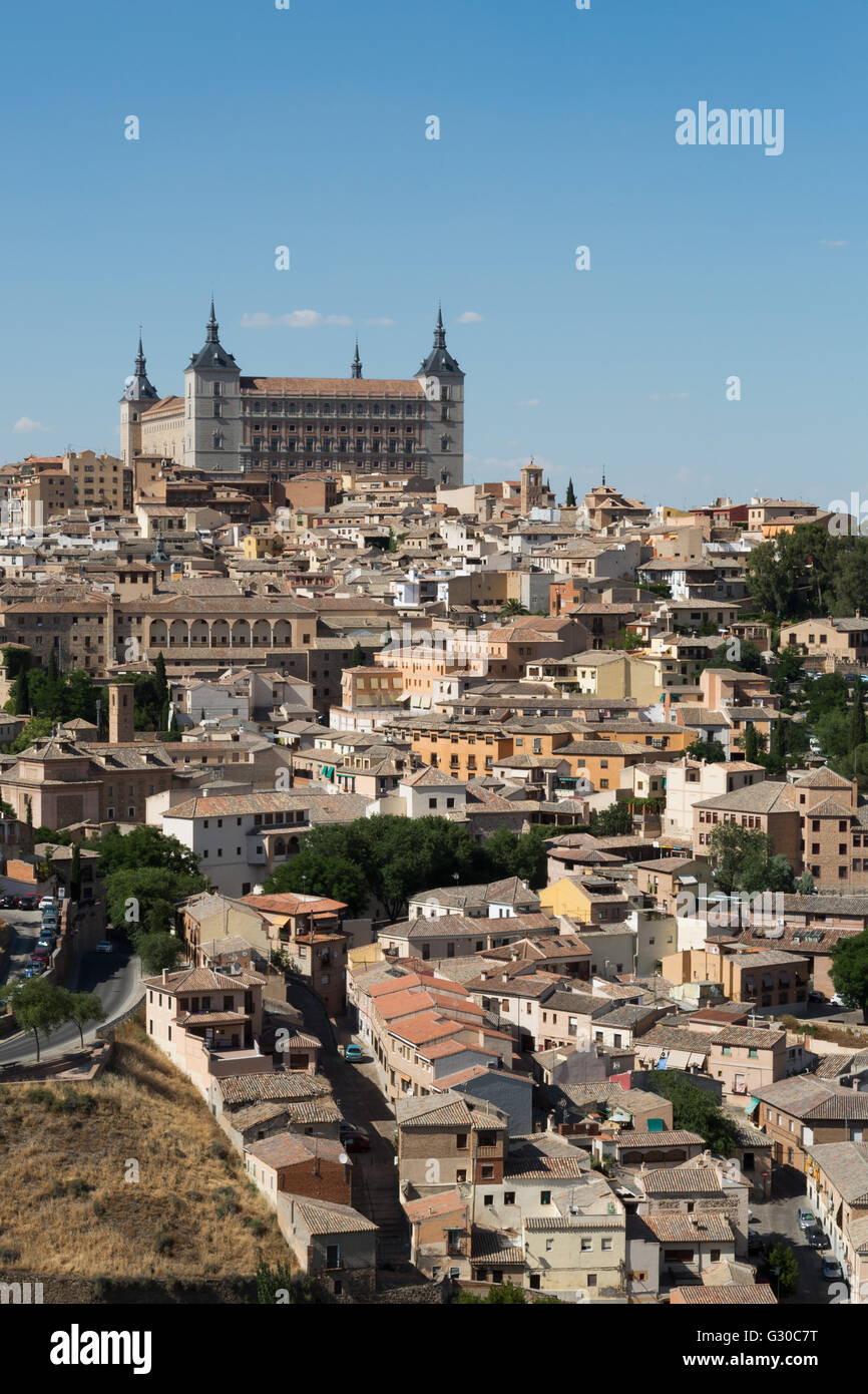 L'Alcazar torreggianti sopra i tetti di Toledo, sito Patrimonio Mondiale dell'UNESCO, Castilla la Mancha, in Spagna, Europa Foto Stock