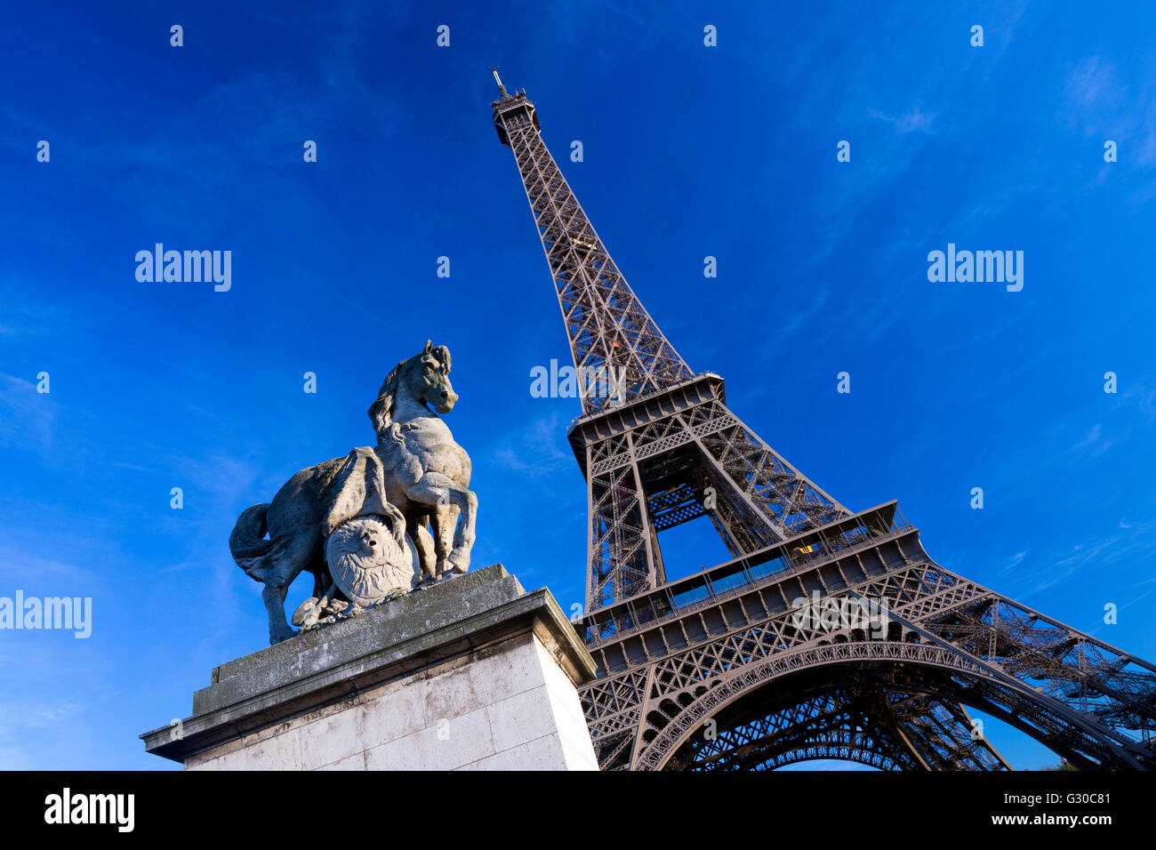 Scultura di cavallo su Lena ponte vicino alla Torre Eiffel a Parigi, Francia, Europa Foto Stock