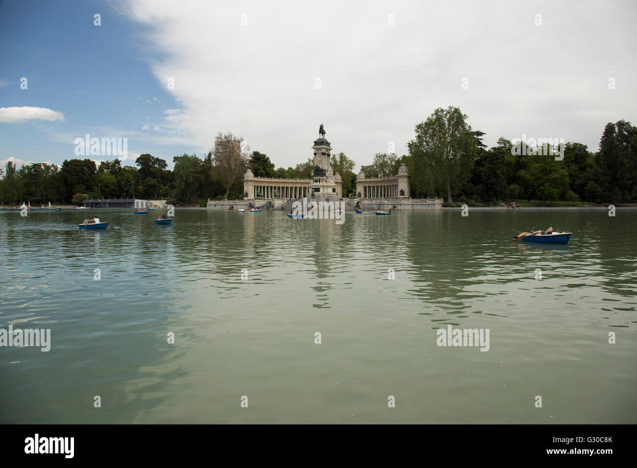 Monumento al re Alfonso XII con il lago di fronte al parco del bel rifugio Madrid Spagna (Parque del Buen Retiro) Foto Stock