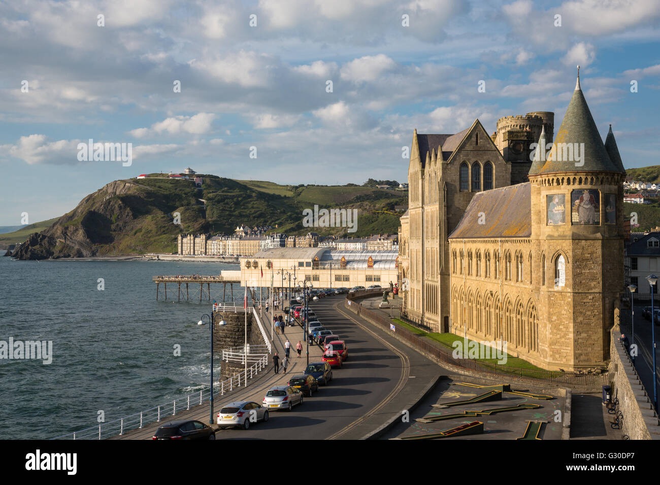 Il vecchio collegio, il Royal Pier, North Promenade e Constitution Hill, Aberystwyth. Foto Stock