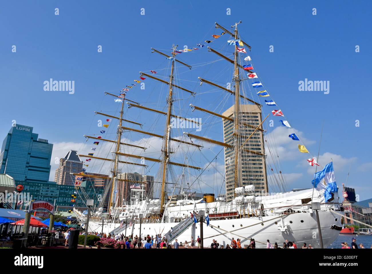 Una bella nave parcheggiato in Baltimore Inner Harbor Foto Stock