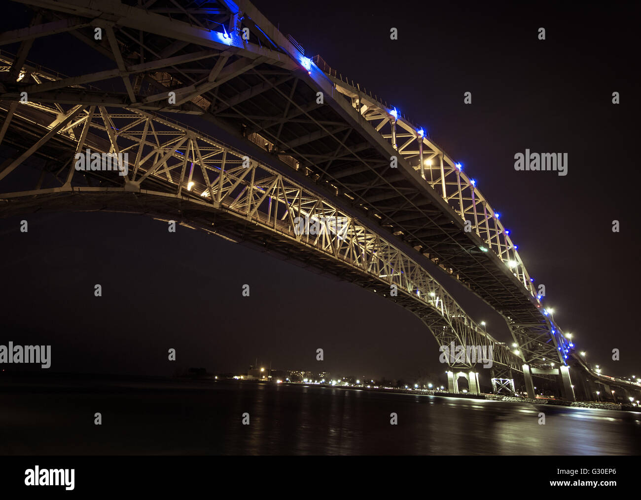 Acqua blu ponti. Il twin span dell'acqua blu ponti tra Port Huron, Michigan e Sarnia, Ontario con la nebbia ho di laminazione Foto Stock