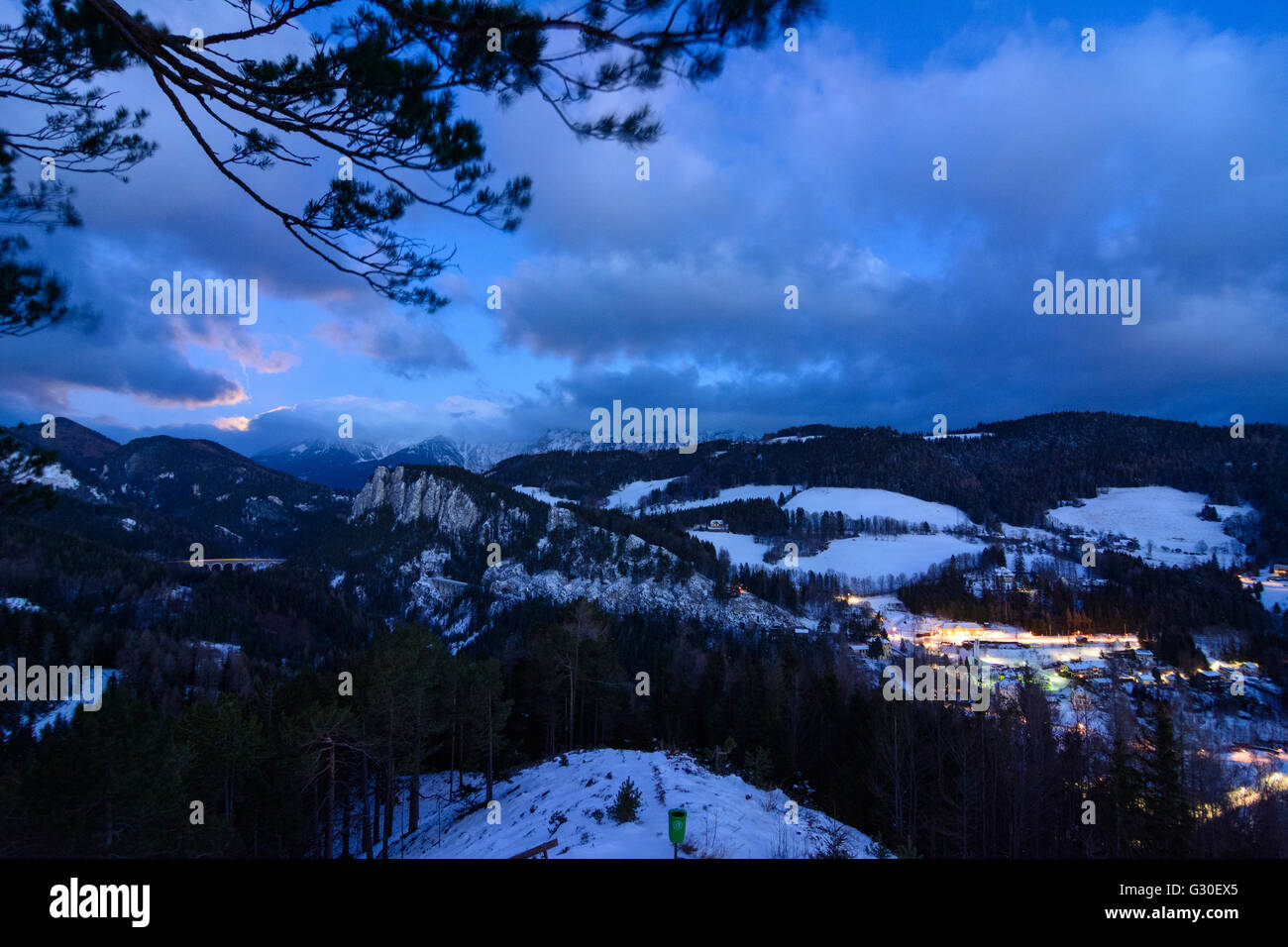 Vista dal 20 Shilling vista della ferrovia di Semmering con il Kalte Rinne viadotto , il Polleroswand , il borgo di Breitenstei Foto Stock