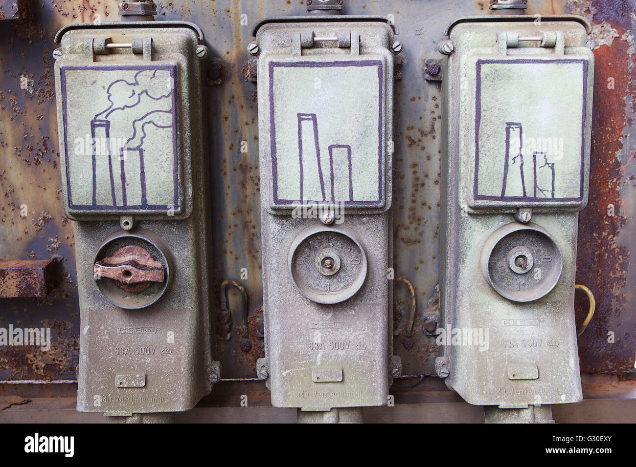 Graffiti mark vecchio prese elettriche. Foto Stock
