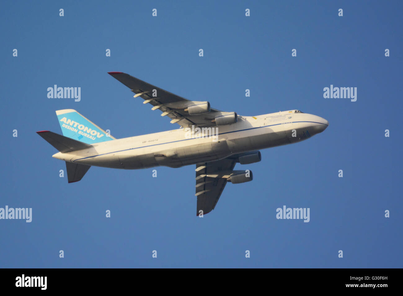 Antonov Cargo Aereo a metà in aria Foto Stock