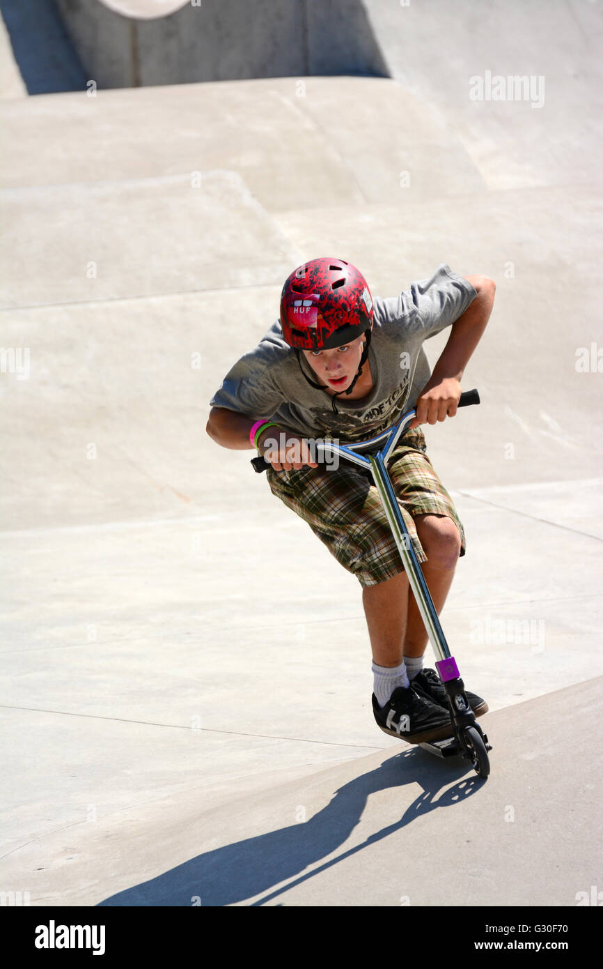 Extreme ride su scooter in skate park, Canada Foto Stock