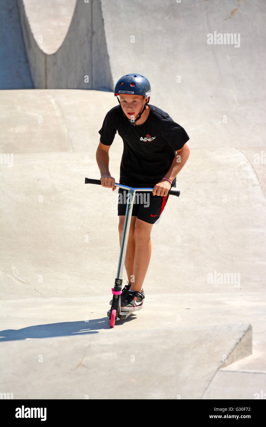 Extreme ride su scooter in skate park, Canada Foto Stock