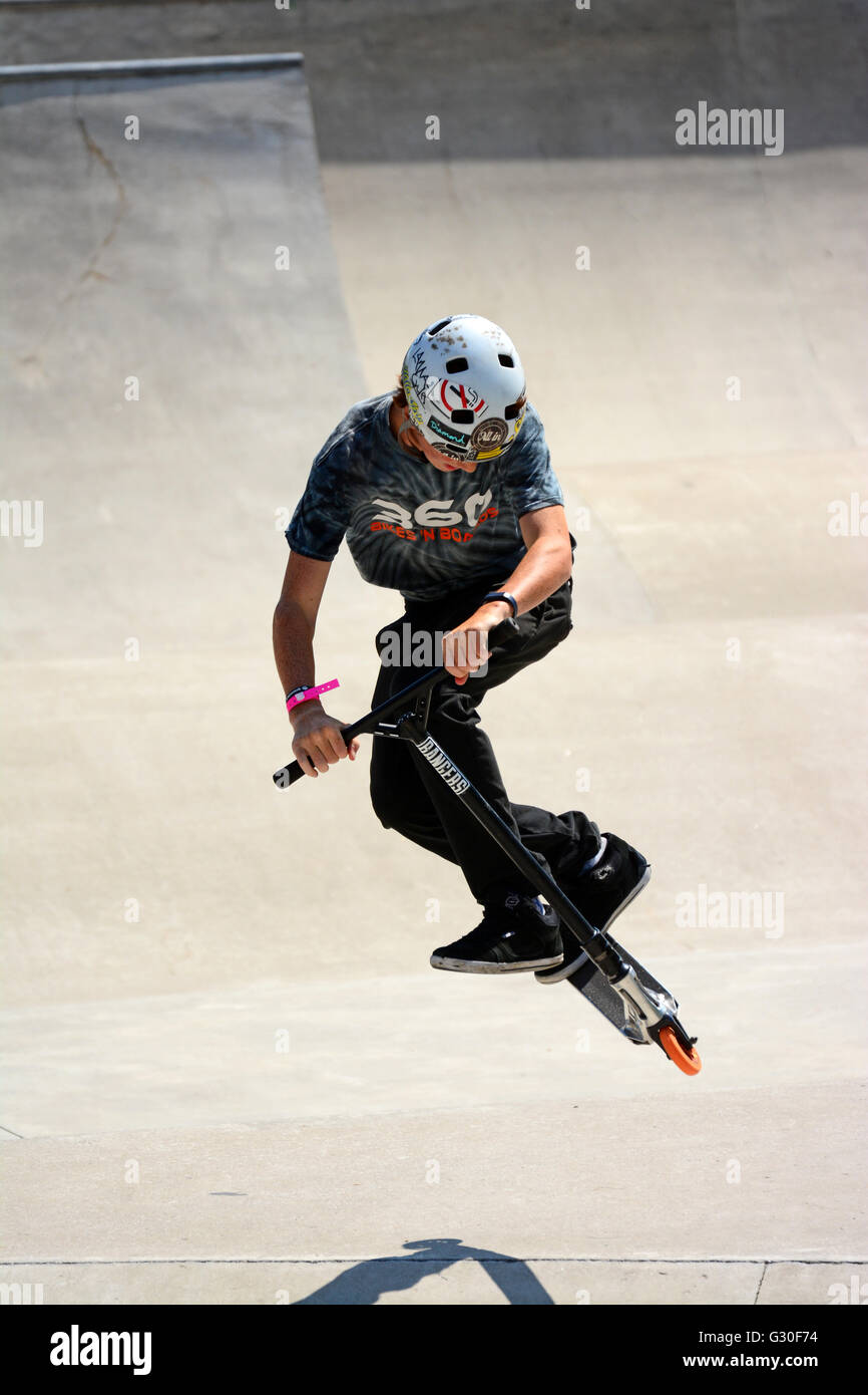 Extreme ride su scooter in skate park, Canada Foto Stock